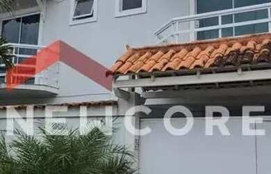 Imagem: A casa em condomínio possui 5 Dormitórios, 5 Banheiros, 2