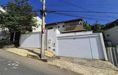 Imagem: A casa possui 3 Dormitórios, 1 Banheiro, 2 Vagas na garagem