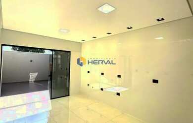 Imagem: A casa possui 3 Dormitórios, 2 Banheiros, 2 Vagas na garagem