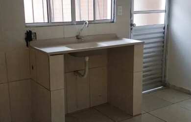 Imagem: A casa possui 1 Dormitório, 1 Banheiro, 1 Vaga na garagem