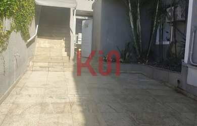 Imagem: A casa possui 3 Dormitórios, 2 Banheiros, 4 Vagas na garagem