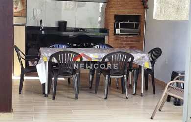 Imagem: A casa possui 4 Dormitórios, 3 Banheiros, 2 Vagas na garagem