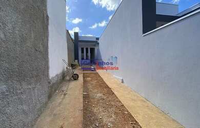 Imagem: A casa possui 2 Dormitórios, 1 Banheiro, 3 Vagas na garagem