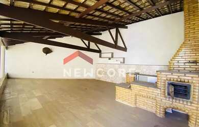 Imagem: A casa possui 3 Dormitórios, 2 Banheiros, 4 Vagas na garagem