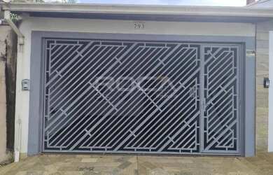 Imagem: A casa possui 3 Dormitórios, 3 Banheiros, 2 Vagas na garagem