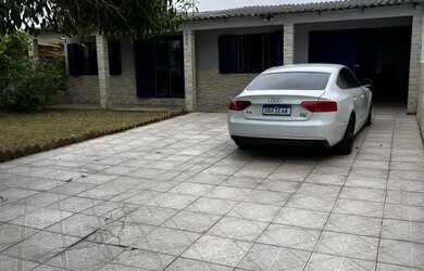 Imagem: A casa possui 3 Dormitórios, Acomodam 10 pessoas, 2 Vagas na