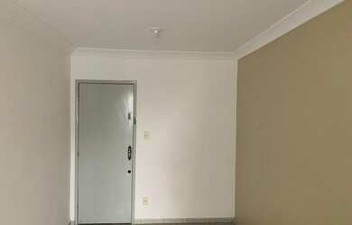 Imagem: O apartamento possui 3 Dormitórios, 1 Banheiro, 1 Vaga na garagem