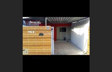 Imagem: A casa possui 2 Dormitórios, 1 Banheiro, 1 Vaga na garagem