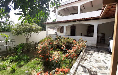 Imagem: A casa possui 3 Dormitórios, 2 Banheiros, 3 Vagas na garagem