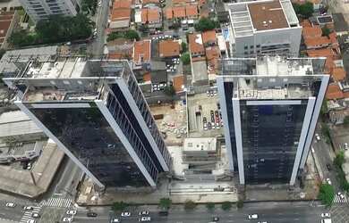 Imagem: O depósito possui 5 Vagas na garagem e 406m² de Área e está