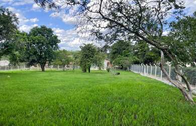 Imagem: O terreno possui 1.566m² de Área e está localizado em Porto