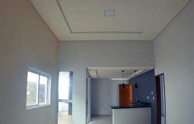 Imagem: A casa possui 3 Dormitórios, 3 Banheiros, 2 Vagas na garagem