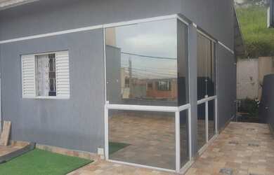 Imagem: A casa possui 3 Dormitórios, 3 Banheiros, 2 Vagas na garagem