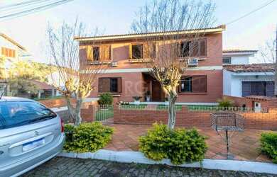 Imagem: A casa possui 4 Dormitórios, 4 Banheiros, 2 Vagas na garagem