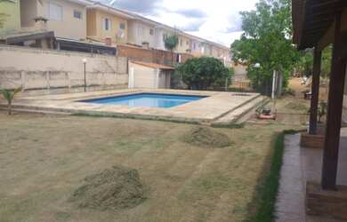 Imagem: A casa possui 3 Dormitórios, 4 Banheiros, 5 Vagas na garagem