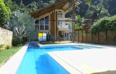 Imagem: A casa possui 5 Dormitórios, 5 Banheiros, 4 Vagas na garagem