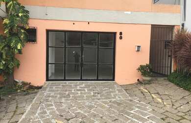 Imagem: O depósito possui 2 Vagas na garagem, 90m² de Área e está