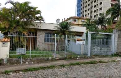 Imagem: A casa possui 3 Dormitórios, 2 Banheiros, 1 Vaga na garagem