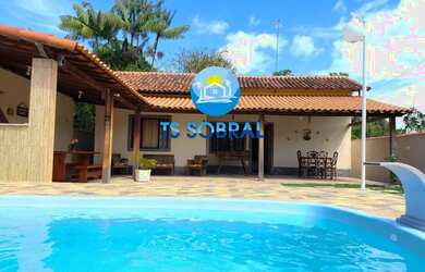 Imagem: A casa possui 3 Dormitórios, 3 Banheiros, 4 Vagas na garagem