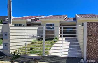 Imagem: A casa possui 3 Dormitórios, 2 Banheiros, 2 Vagas na garagem