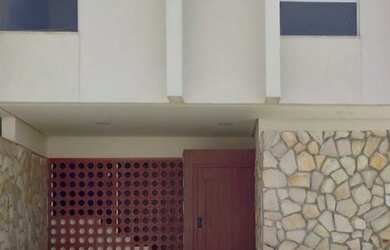 Imagem: A casa possui 3 Dormitórios, 2 Banheiros, 2 Vagas na garagem