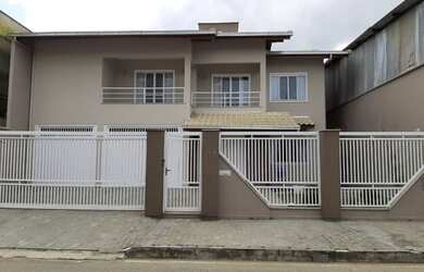 Imagem: A casa possui 3 Dormitórios, 2 Banheiros e 260m² de Área