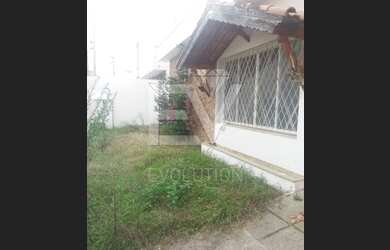 Imagem: A casa possui 4 Dormitórios, 3 Banheiros, 2 Vagas na garagem