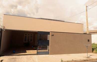 Imagem: A casa possui 2 Dormitórios, 1 Banheiro, 2 Vagas na garagem