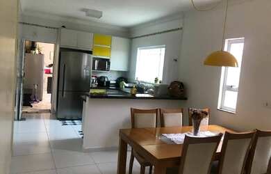 Imagem: A casa possui 3 Dormitórios, 3 Banheiros, 2 Vagas na garagem