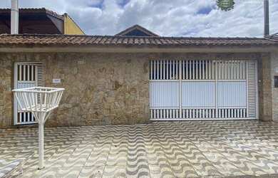 Imagem: A casa possui 3 Dormitórios, 2 Banheiros, 4 Vagas na garagem