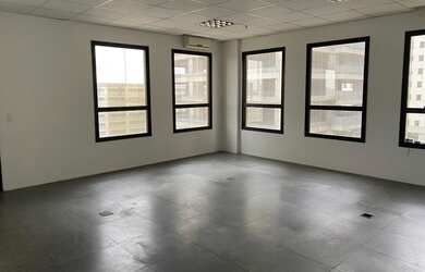 Imagem: O depósito possui 2 Vagas na garagem, 120m² de Área e está