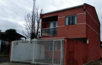 Imagem: A casa possui 3 Dormitórios, 2 Banheiros, 2 Vagas na garagem