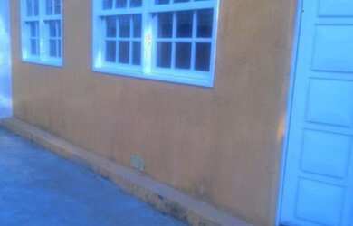 Imagem: A casa à venda possui 2 Dormitórios, 1 Banheiro, 1 Vaga na