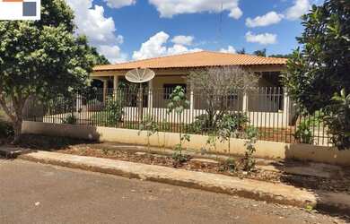 Imagem: A casa possui 3 Dormitórios, 1 Banheiro, 4 Vagas na garagem