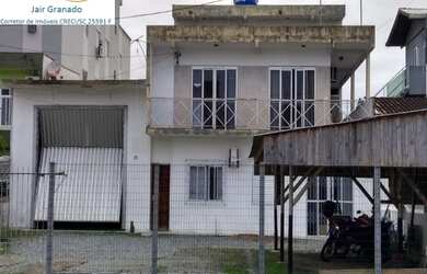 Imagem: A casa possui 5 Dormitórios, 3 Banheiros, 3 Vagas na garagem