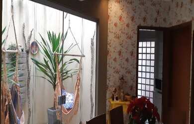 Imagem: A casa possui 1 Dormitório, 1 Banheiro, 1 Vaga na garagem