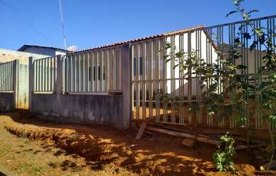 Imagem: A casa possui 2 Dormitórios, 1 Banheiro, 3 Vagas na garagem
