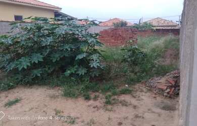 Imagem 12: Lote plano ,com asfalto e vizinhos em ambos os lado, Bairro Bela São...