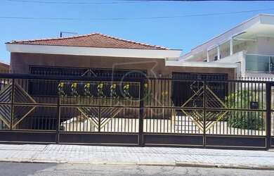 Imagem: A casa possui 3 Dormitórios, 5 Banheiros, 5 Vagas na garagem