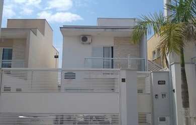 Imagem: A casa possui 3 Dormitórios, 3 Banheiros, 2 Vagas na garagem