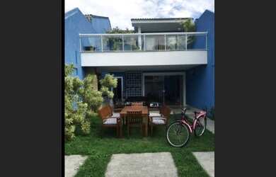 Imagem: A casa possui 3 Dormitórios, 1 Banheiro, 2 Vagas na garagem