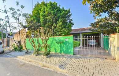 Imagem: A casa possui 4 Dormitórios, 1 Banheiro, 2 Vagas na garagem