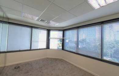 Imagem: O depósito possui 2 Vagas na garagem, 187m² de Área e está