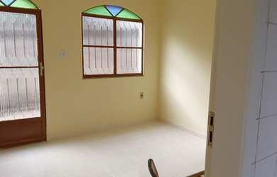 Imagem: A casa possui 2 Dormitórios, 2 Banheiros, 2 Vagas na garagem