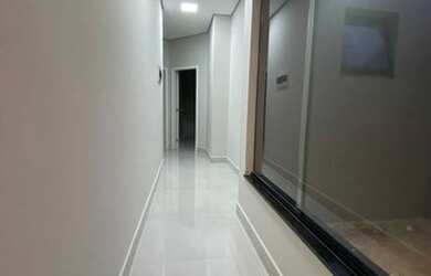 Imagem: A casa possui 2 Dormitórios, 2 Banheiros, 2 Vagas na garagem