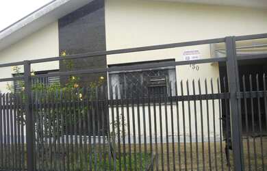 Imagem: A casa possui 3 Dormitórios, 2 Banheiros, 2 Vagas na garagem