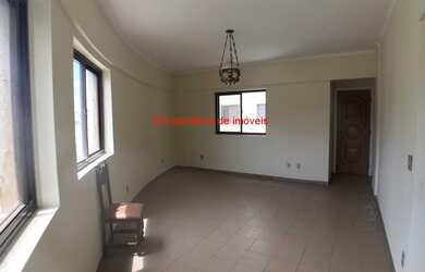 Imagem: O apartamento possui 3 Dormitórios, 1 Banheiro, 2 Vagas na