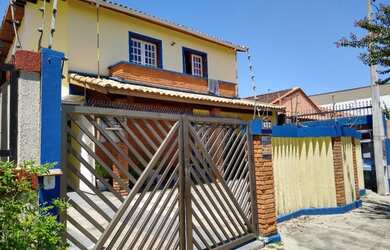 Imagem: A casa possui 4 Dormitórios, 3 Banheiros, 4 Vagas na garagem