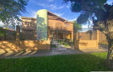 Imagem: A casa possui 5 Dormitórios, 5 Banheiros, 5 Vagas na garagem