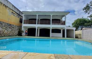 Imagem: A casa possui 5 Dormitórios, 5 Banheiros, 4 Vagas na garagem